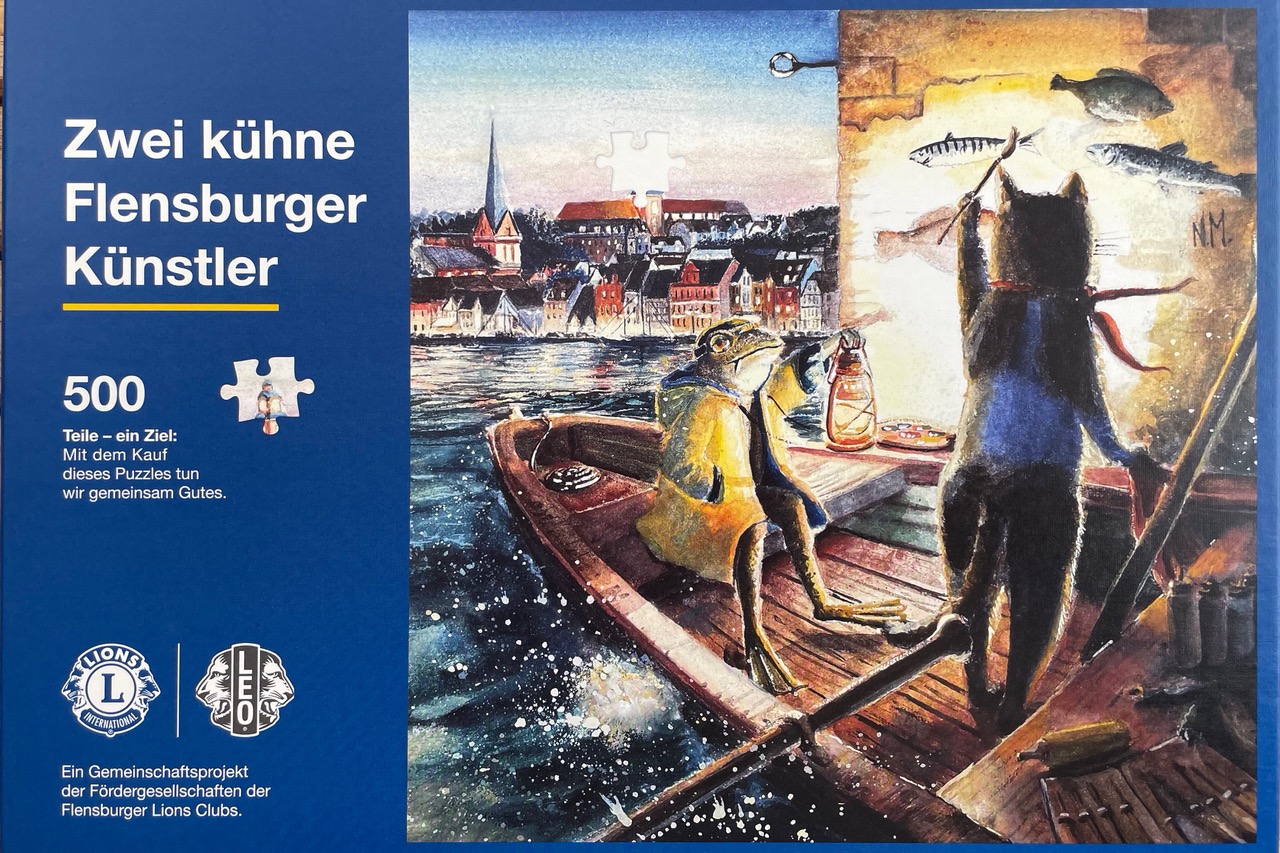 Motiv von N.M. – Eine Katze steht bei Nacht in einem Holzboot im Flensburger Hafen und malt Fische an eine Hauswand. Im Boot dabei sitzt ein Frosch im gelben Regenmantel und hält eine Lampe hoch, damit die Katze etwas sehen kann.