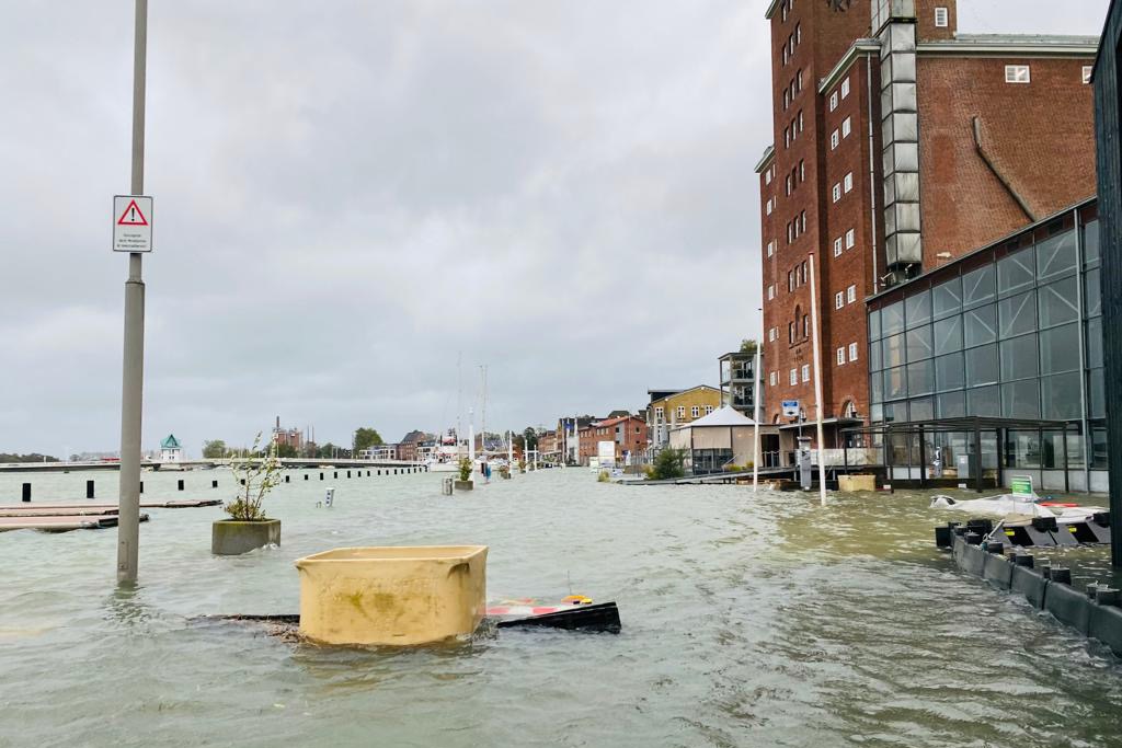 Blick auf den Pierspeicher in Kappeln. Die Straße am Hafen ist überflutet.