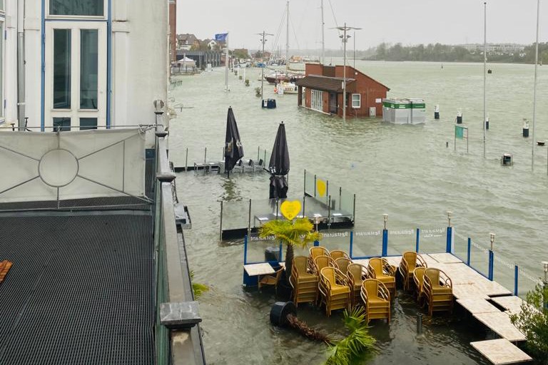 Blick von einer Dachterrasse: Die Außenterrassen der Restaurants stehen unter Wasser.