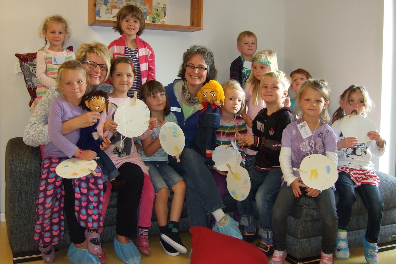 Gruppenfoto der Kita-Kinder mit zwei Lions-Freundinnen