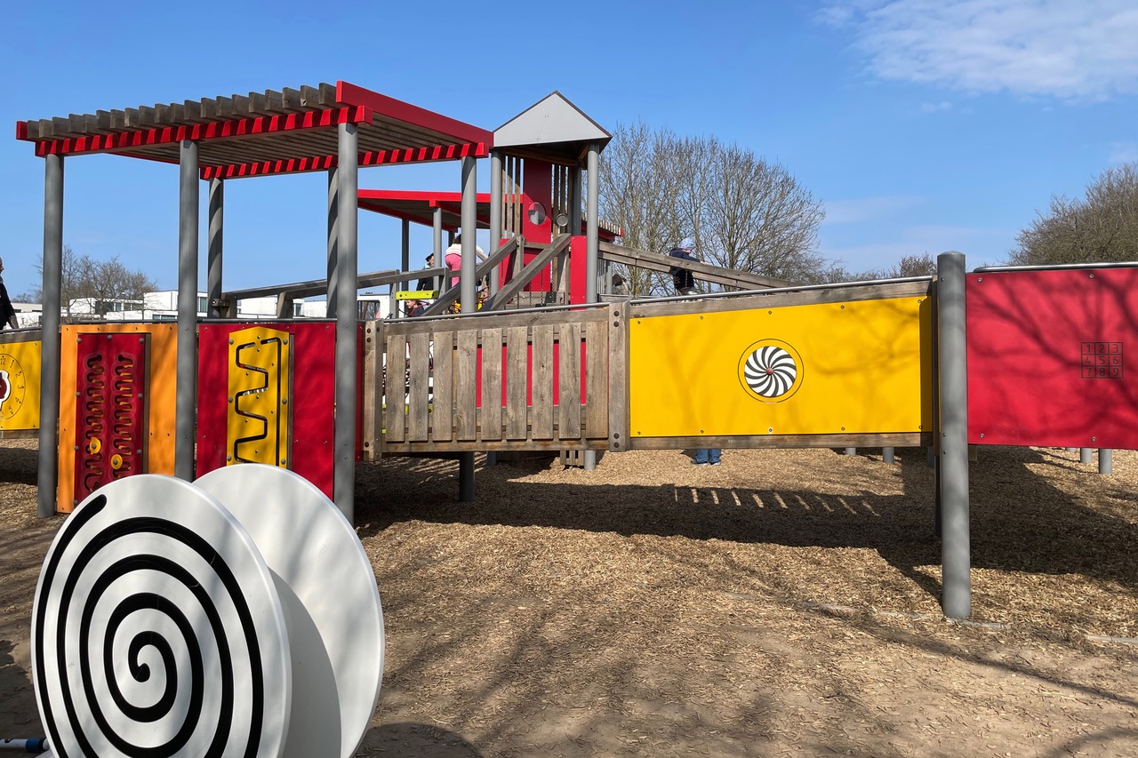 Inklusiver Spielplatz, der auch mit dem Rollstuhl befahren werden kann