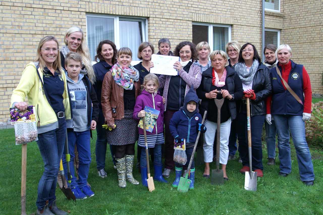 Dreizehn Frauen und drei Kinder stehen für das Pressefoto vor dem Beginn der Pflanzaktion zusammen.