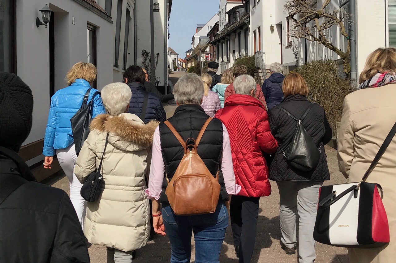 Eine Frauengruppe wandert durch die St.-Jürgen-Str. in Flensburg.
