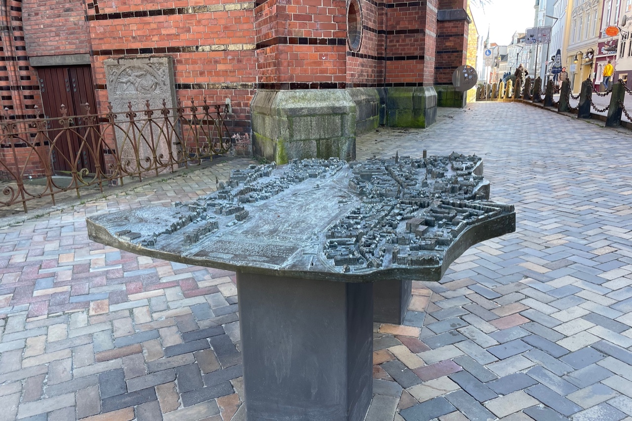 Stadtmodell aus Bronze am Fuß der Marienkirche mit Blick in die Flensburger Fußgängerzone.
