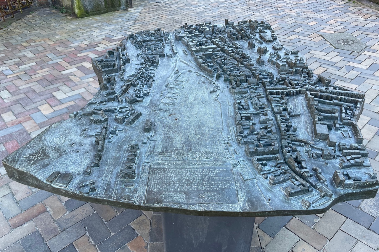 Flensburger dreidimensionales Innenstadtmodell aus Bronze, Blickrichtung von Norden bis zur Hafenspitze