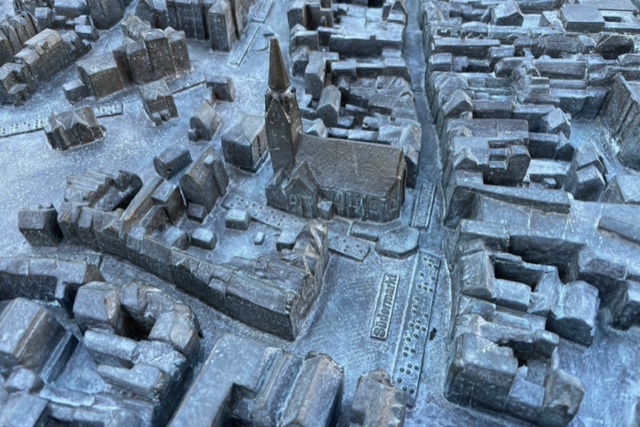 Bildausschnitt auf den Südermarkt mit der Nikolaikirche. Gerade aus geht die Fußgängerzone bis zur Marienkirche entlang.