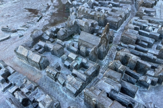 Bildausschnitt die Marienkirche, bei der das Stadtmodell steht. Ganz links im Bild kann man noch den Salondampfer Alexandra sehen.