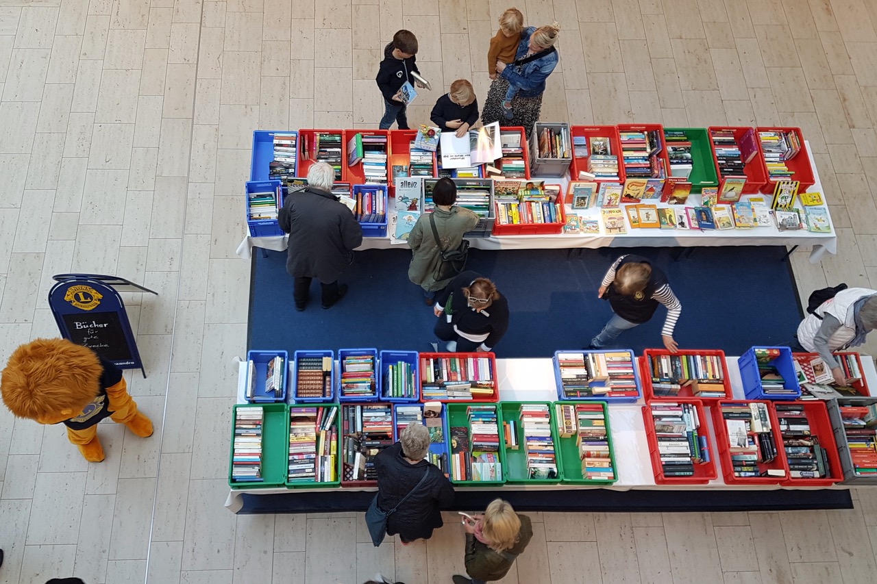 Blick von der Empore auf den Lions Büchermarkt