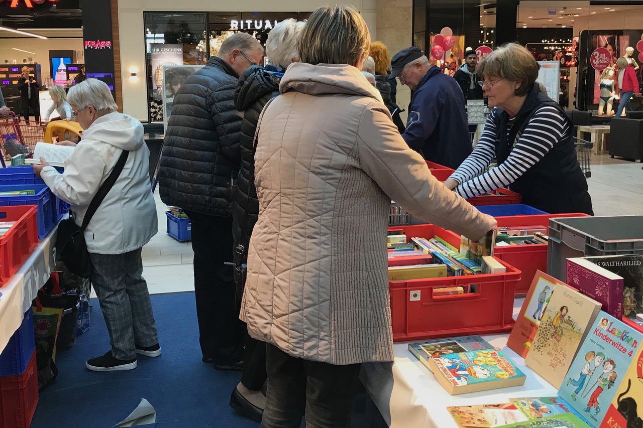 Eine Lionsfreundin berät Kunden bei der Auswahl von Büchern