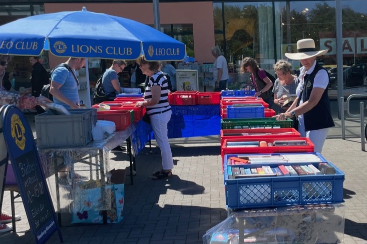 Stand des Lions Büchermarkts auf dem Vorplatz von famila