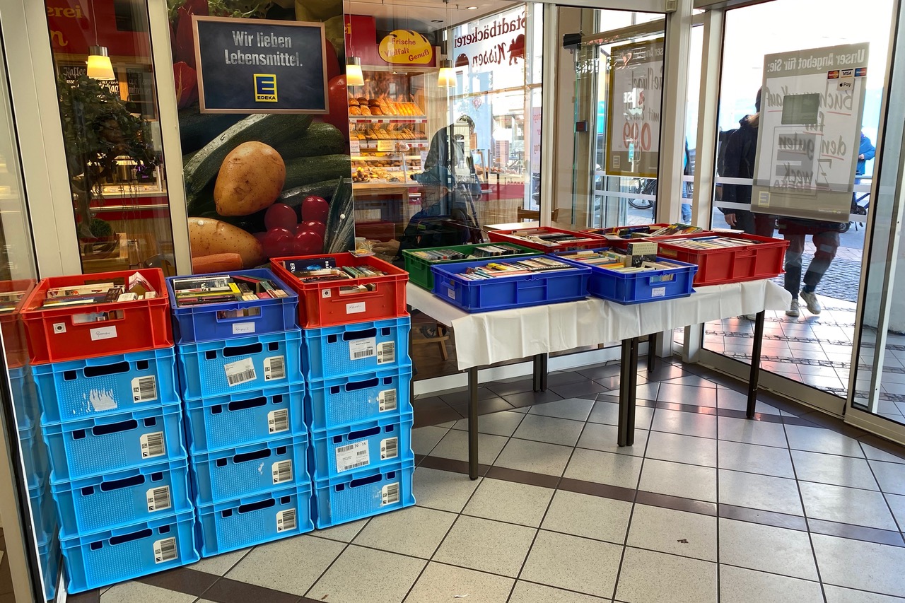 Stand des Lions Büchermarkts im Eingangsbereich eines Edeka-Marktes