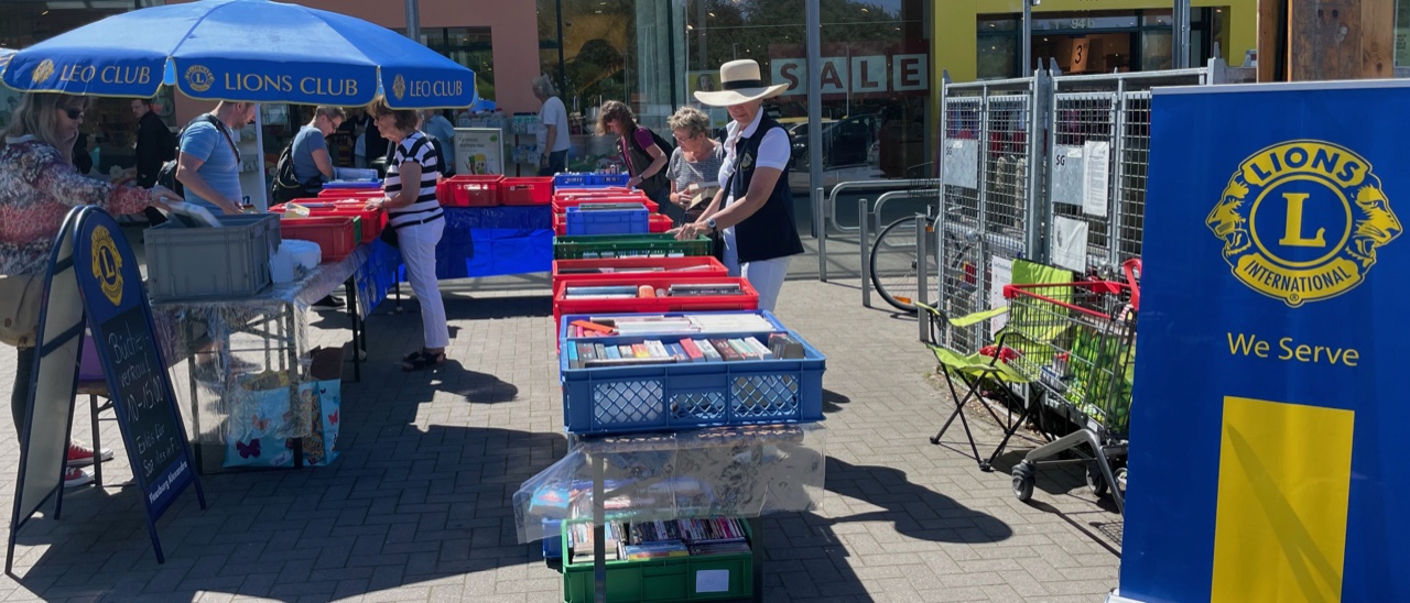 Lions Second-Hand-Büchermarkt vor dem Einkaufsmarkt