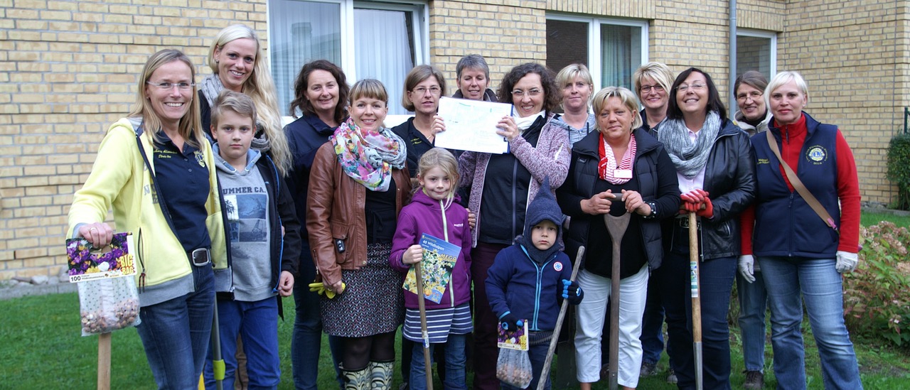 Eine Gruppe der Alexandras mit ihren Kindern bei einer Blumenzwiebel-Pflanzaktion