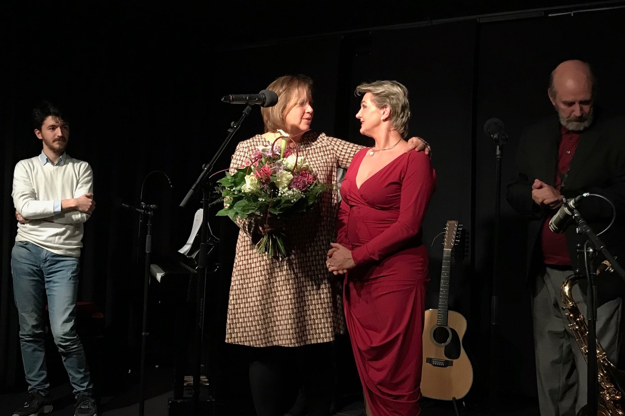 Die Präsidentin überreicht Conny Meesenburg zum Dank einen Blumenstrauß