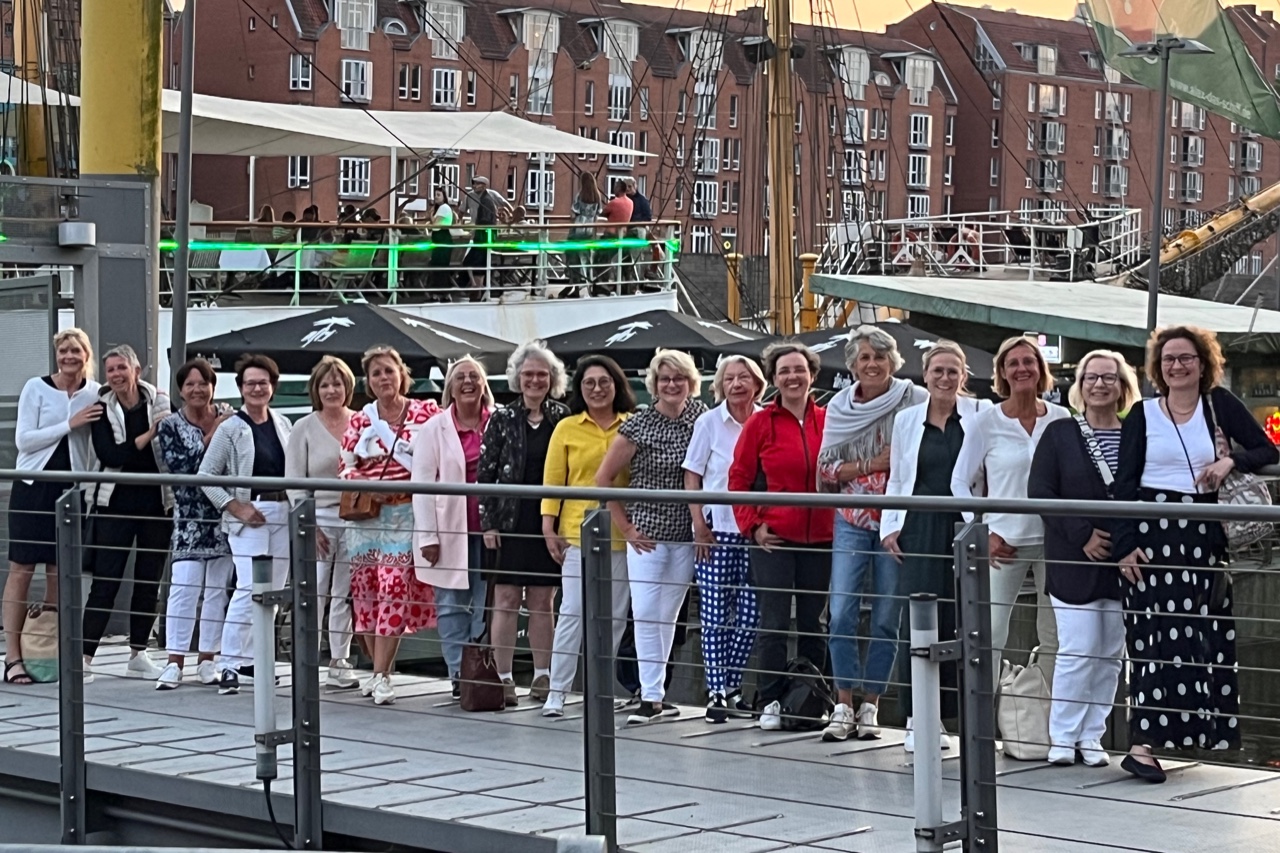 17 Damen des LC Flensburg-Alexandra stehen in einer langen Reihe auf der Gangway der Alexander von Humboldt.