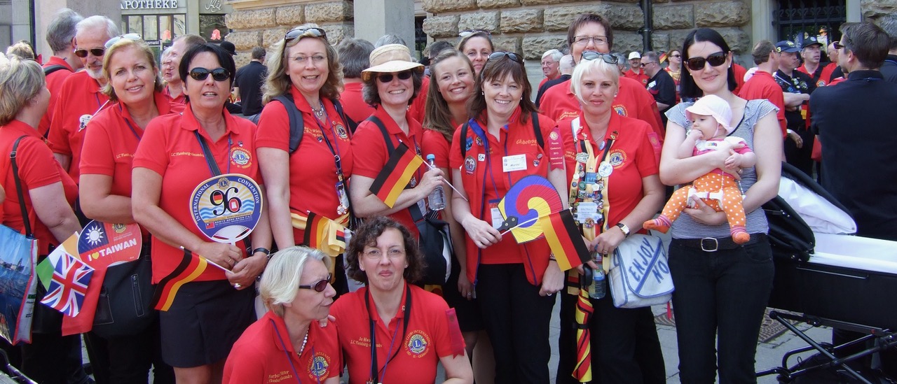 Eine Gruppe der Alexandras bei der Internationalen Parade einer Lions-Convention