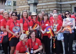 Eine Gruppe der Alexandras bei der Internationalen Parade einer Lions-Convention