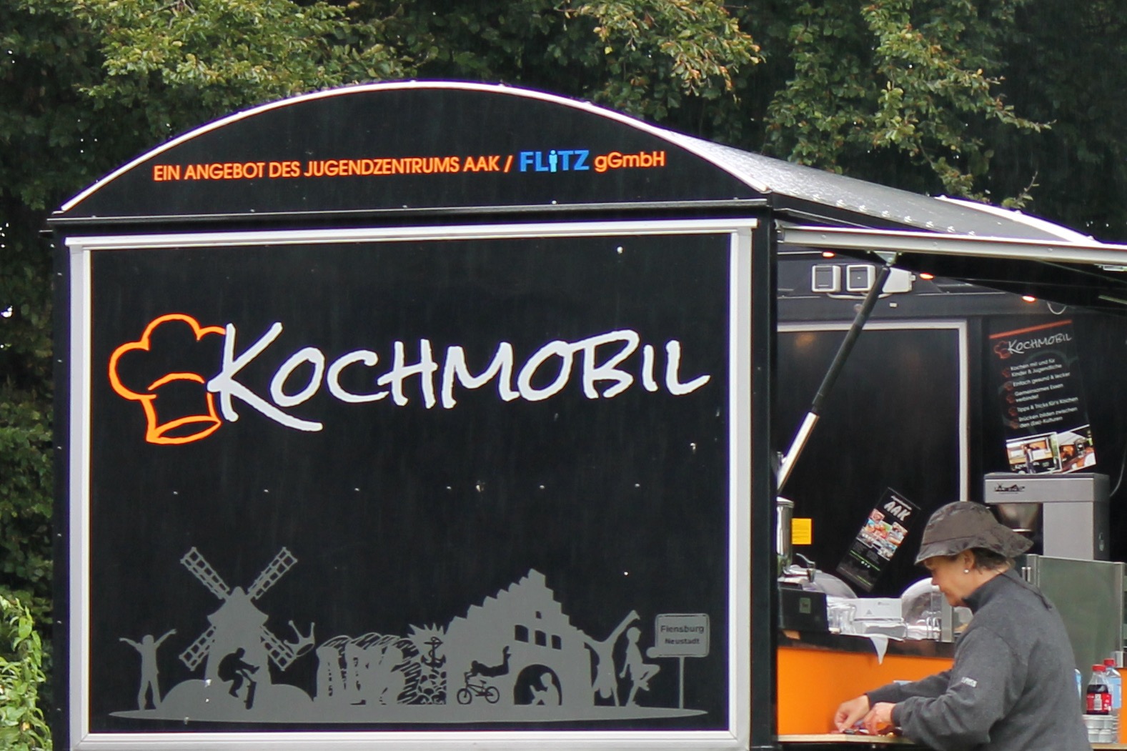 Das Kochmobil, ein Autoanhänger mit eingebauter Küche, die mobil einsetzbar ist.