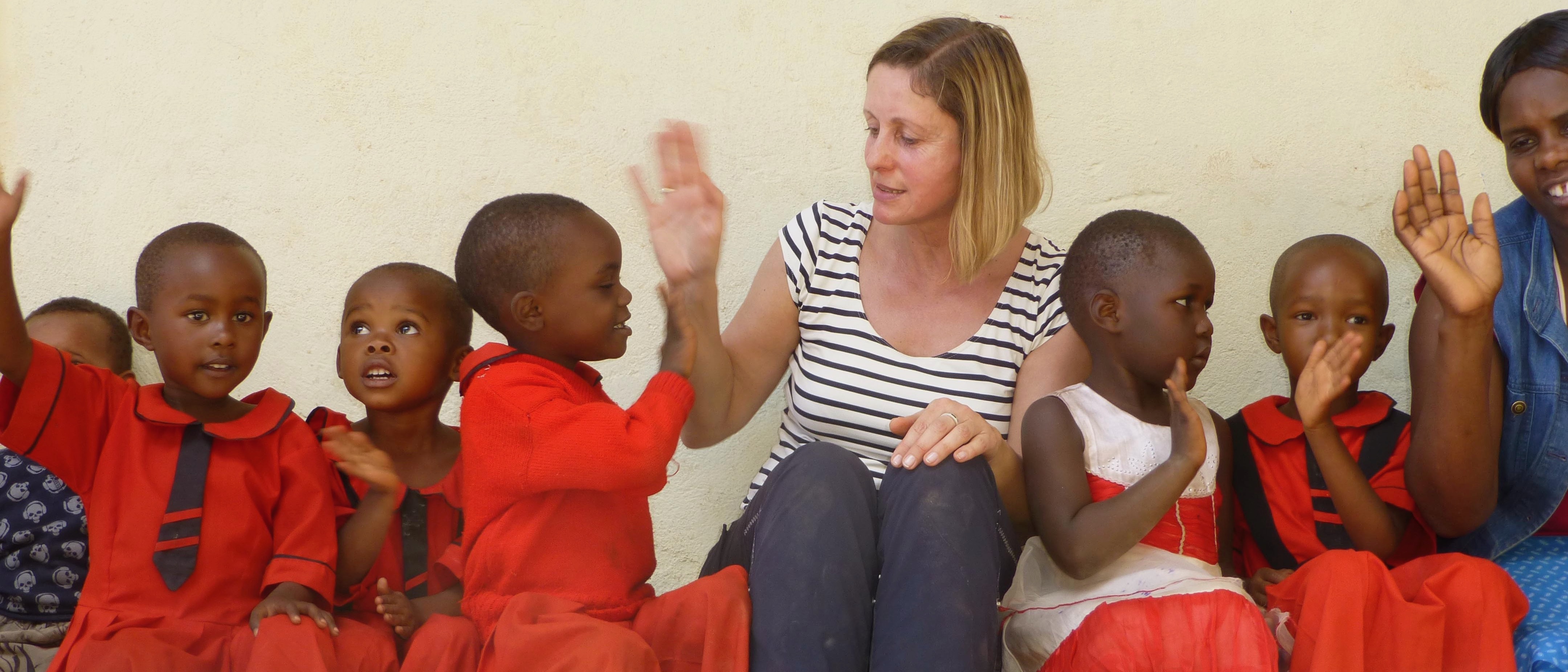 Lionsfreundin Sabine Mau mit Kindergartenkindern in Tansania