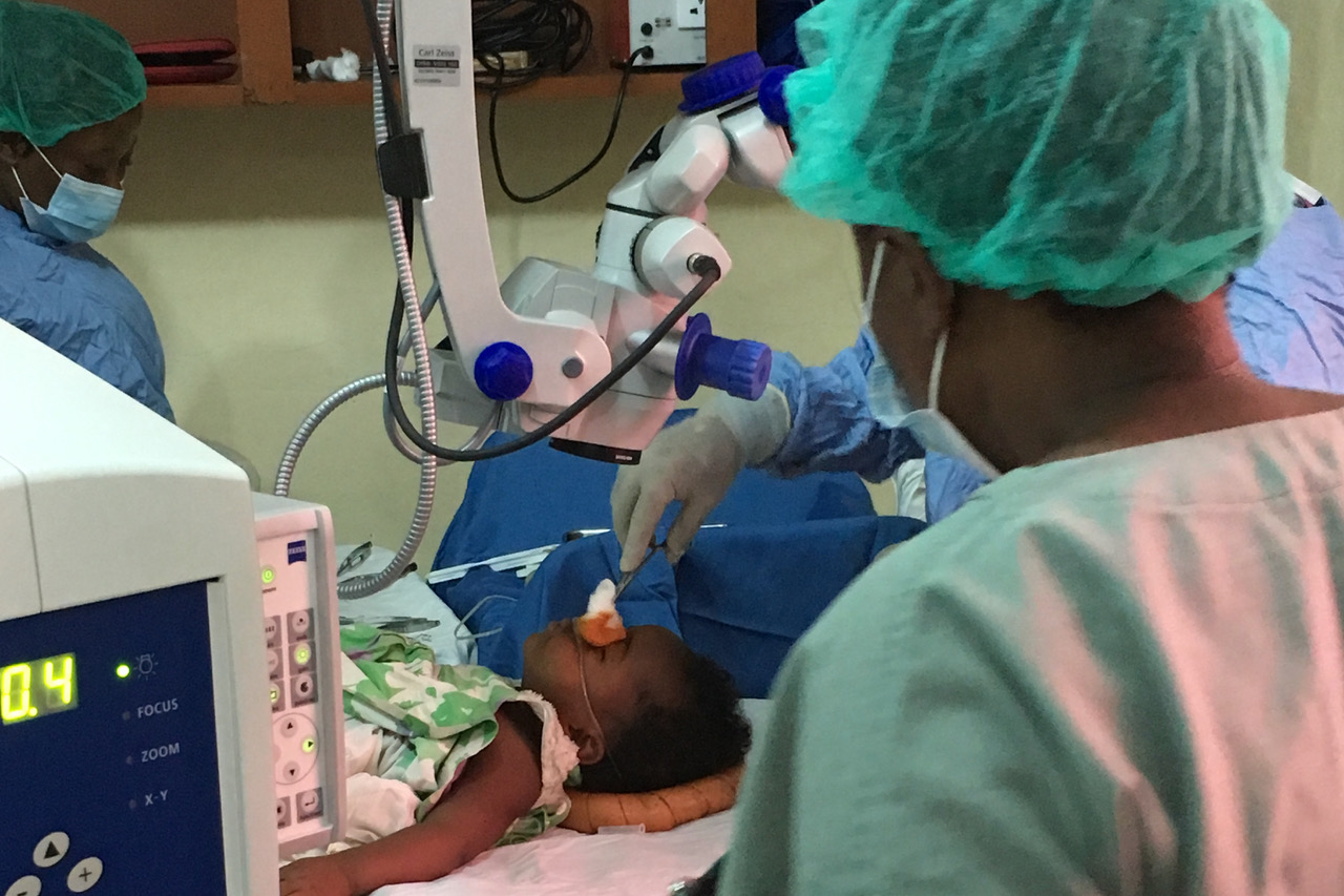 Ein Mädchen wird auf einem OP-Tisch liegend am Auge in Sierra Leone operiert – Foto 2