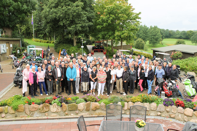 Mehr als 80 Aktive haben sich zum Gruppenfoto vor dem Start aufgestellt