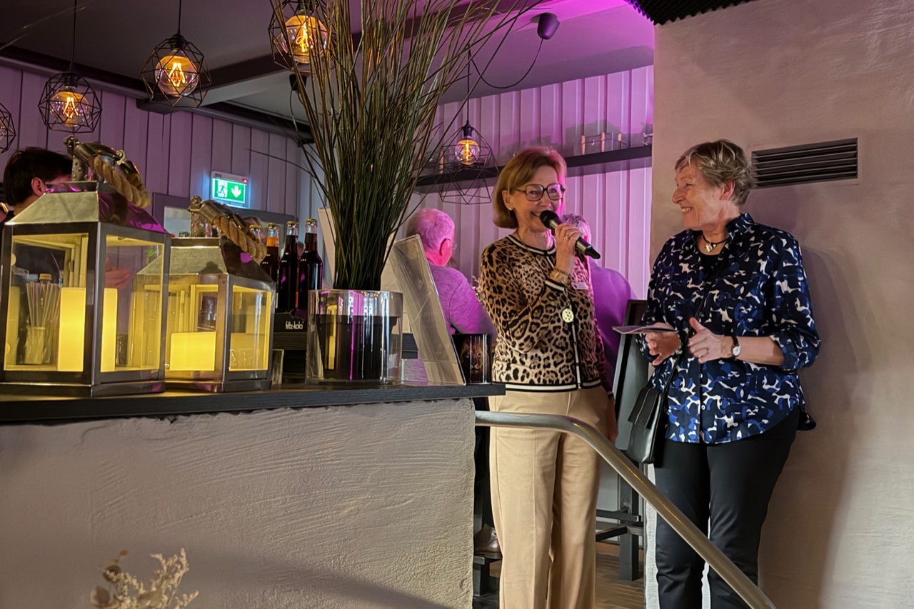 Inge-Marie Carstensen vom Lions Club Flensburg-Alexandra und Jutta Rosenthal von Rotary Club Flensburg Nordertor begrüßen die Gäste.